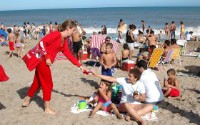 Reparto en mano en la playa Reparto en mano en la playa